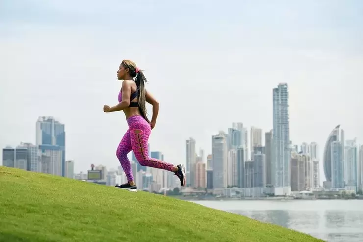 Djevojka poštuje pravila disanja, ovisno o tehnici trčanja