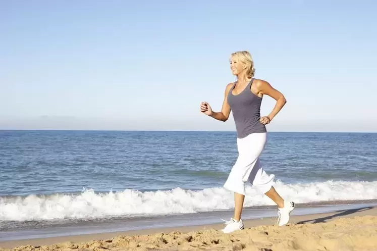 Žena u dobi koja trči za mršavljenje i dobar rad srca