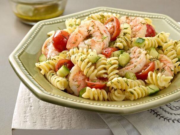 Ako želite smršavjeti u tjedan dana, možete pripremiti salatu od tjestenine i škampa. 